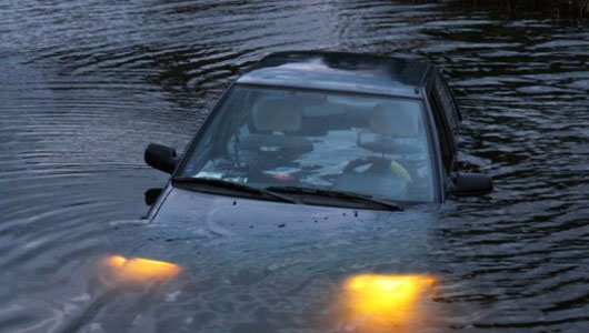 Kỹ năng giúp bạn sống sót trong trường hợp xe bị chìm xuống nước